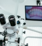 טיפולי שיניים באמצעות מיקרוסקופ דנטלי-תמונה
